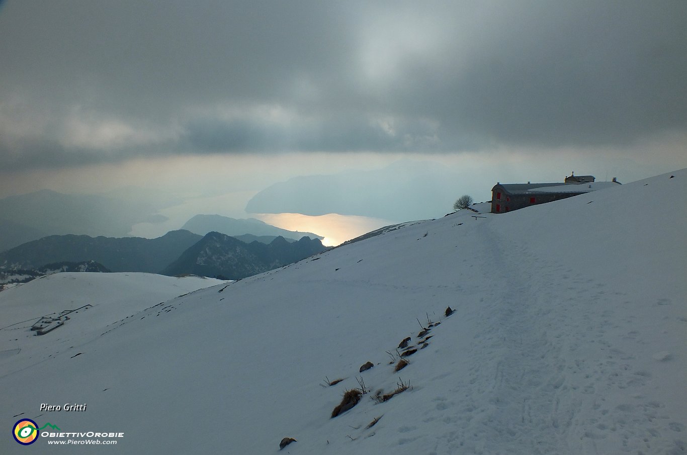 92 vista verso il Rif. Almici e sul Lago d'Iseo .JPG